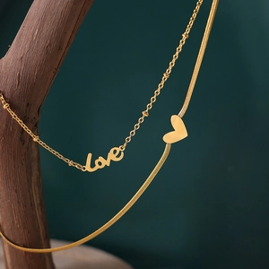 Cavigliera a doppio strato in oro 18k con pendenti a cuore e 'love' su supporto
