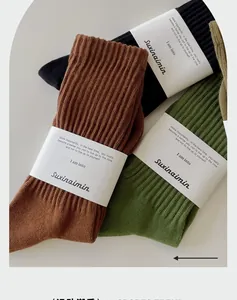 Detailstruktur von Baumwoll-Rippstrandsocken in Braun, Dunkelgrün und Schwarz