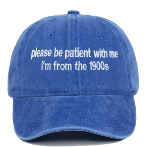 Gros plan de la broderie sur la casquette en denim délavé bleu de style rétro 1900