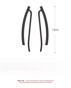 Dettaglio macro di clip per orecchie geometriche nere da 1,8 cm stile minimalista