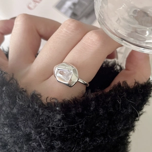 Anello minimalista in argento sterling S925 con zircone trasparente su mano donna
