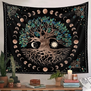 Detail eines böhmischen Lebensbaum-Wandteppichs mit Mondphasen an einer weißen Wand