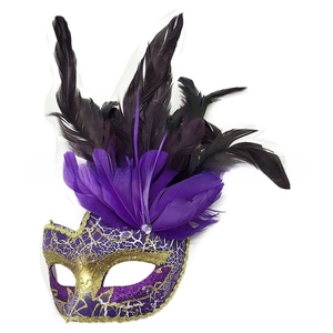 Dettaglio della maschera viola con piume nere, pizzo dorato e finitura glitterata