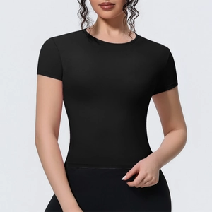 Détail du t-shirt de yoga noir respirant à coupe ajustée avec une grande élasticité au col