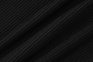Vue détaillée du tissu en maille côtelée noire montrant la texture et la densité du textile