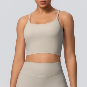 Vue détaillée d'un ensemble de yoga sans couture extensible avec brassière et legging beige