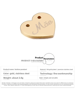 Detail of a 18K gold plated heart pendant with Mãe engraving and technical specs