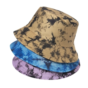 Cappelli alla pescatora tie-dye impilati in kaki blu e viola stile street fashion