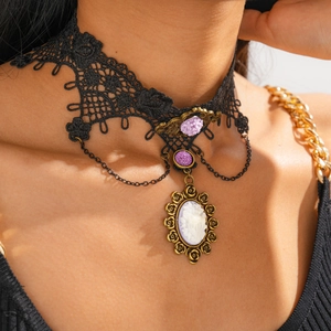 Nahaufnahme eines gotischen schwarzen Spitzen-Chokers mit lila Blüten und Cameo-Anhänger