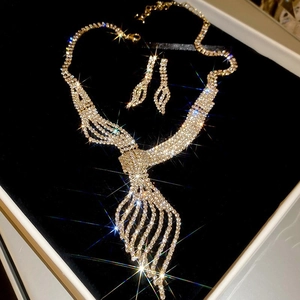 Luxuriöses vergoldetes Schmuckset mit funkelnden Strasssteinen in einer Geschenkbox