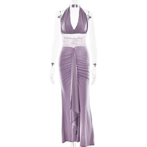 Détail d'une robe licou violette avec empiècement en dentelle à la taille et jupe plissée