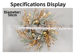 Détail d'une couronne de Noël de 50cm avec pommes de pin dorées et boules
