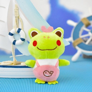Primer plano de un lindo llavero de rana de peluche verde con un mono rosa bordado
