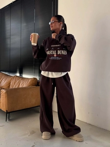 Ensemble deux pièces femme avec sweat imprimé marron et pantalon large de jogging
