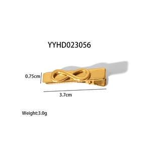 Détail de la pince à cheveux dorée infini mesurant 3,7 cm sur 0,75 cm
