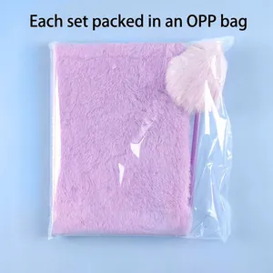 Set taccuino in peluche viola con penna pompon confezionato singolarmente in sacchetto OPP
