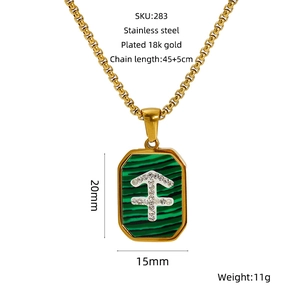 Détail du collier en acier doré 18 carats avec pendentif zodiaque en malachite verte