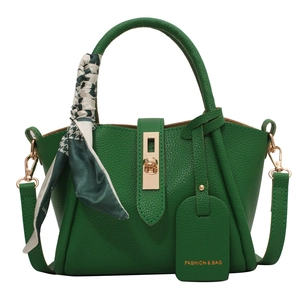 Sac seau en cuir vert motif litchi avec foulard pied-de-poule et fermoir doré chic