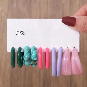 Macro de 5 paires de boucles d'oreilles créoles colorées en résine sur carte bijoux
