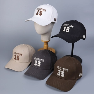 Broderie détaillée ATTITUDE 35 sur casquettes de baseball structurées en sergé de coton