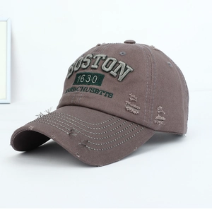 Détails d'une casquette vintage avec bords usés et broderie Boston en relief 3D