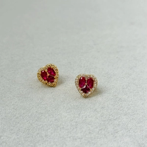 Detailansicht der Herz-Ohrringe mit rotem Zirkonia und weißen Pavé-Schmucksteinen