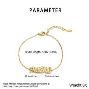 Detailansicht des MAMA Buchstaben-Anhängers Goldarmband mit Strass und Karabiner