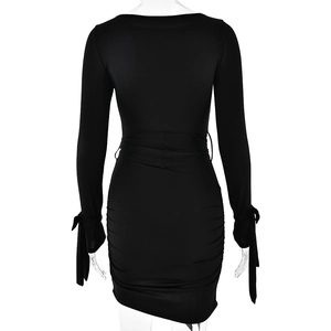 Vue détaillée de la robe noire avec poignets à nouer et plis à la taille sur le dos
