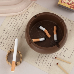 Détail d'un cendrier marron mat avec rainures, présenté dans un décor esthétique rétro