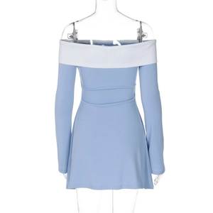 Détail du col blanc contrasté à épaules dénudées sur la mini robe bleue à manches longues
