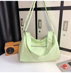 Vue détaillée du sac de fitness en nylon vert menthe avec fermetures et poches latérales
