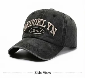 Vue de côté d'une casquette de baseball noire délavée avec broderie Brooklyn chic