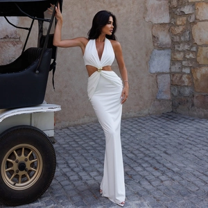Robe longue blanche élégante à licou avec taille ajourée et anneau doré décoratif