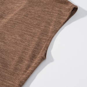Detaillierte Nahaufnahme der braunen Strickstruktur und Ärmelnaht des zweiteiligen Sets