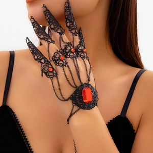 Dettaglio catena per mano gotica con gemma rossa e strass arancioni scintillanti
