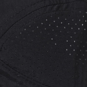 Gros plan macro montrant le tissu en maille perforée respirant d'une casquette de baseball noire