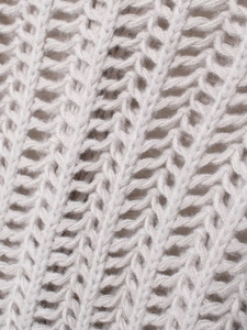 Dettaglio della trama in maglia grossa grigio chiaro e cuciture sulla maglia vest