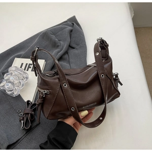 Detail of dark brown leather tote bag with silver zipper and MUONJIN brand logo