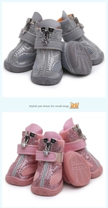 Détail de chaussures pailletées pour chiens avec fermeture éclair et semelles antidérapantes