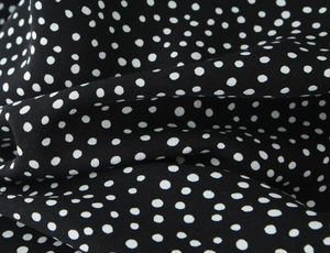 Nahaufnahme des französischen Vintage-Stoffs in Schwarz mit weißen Polka-Dot-Mustern