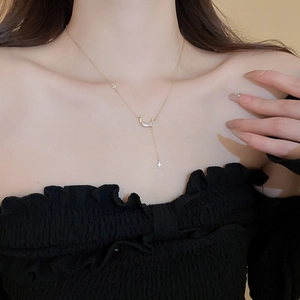 Collier élégant plaqué or avec pendentif lune et étoile et zircon sur mannequin