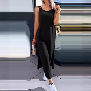 Minimalistisches schwarzes ärmelloses Maxikleid mit Seitenschlitz und hohler Schulterpartie