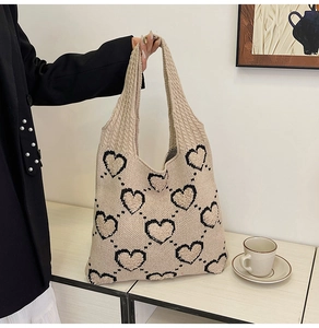 Détails du motif tricoté sur sac cabas beige avec des cœurs noirs pour le quotidien