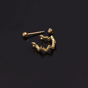 Détail du piercing d'oreille en U doré avec zircons et clou d'oreille à vis sphérique