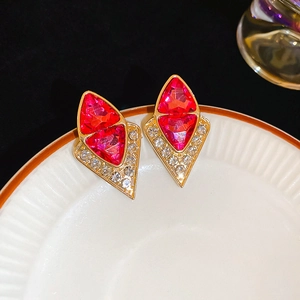 Vue rapprochée de boucles d'oreilles vintage en résine avec pierres roses et or