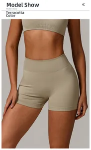 Gros plan d'un short de yoga sans couture taille haute terre cuite à texture côtelée
