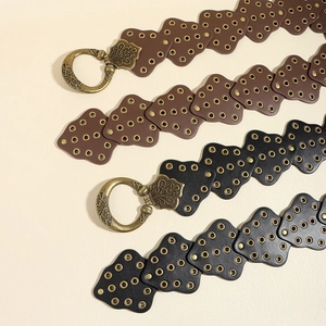 Cintura barocca vintage con pezzi in pelle a forma di foglia e occhielli in metallo