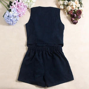 Vista piatta di set gilet senza maniche e pantaloncini blu navy su sfondo beige