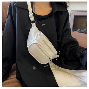Détail du sac bandoulière en similicuir blanc avec double fermeture éclair et sangle réglable