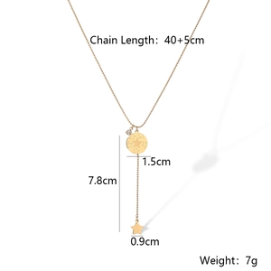 Close-up of gold star pendant necklace with detailed dimensions in centimeters and grams
